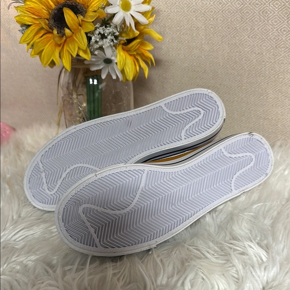 NWOT Nike Court Legacy Lift
Women's Shoes - Picture 3 of 4